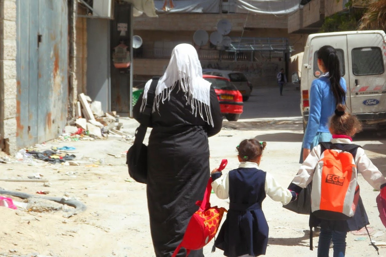 Niñas de camino al colegio en Jerusalén Este