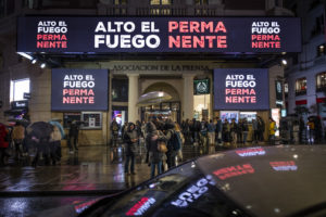 Las ONG españolas iluminan el centro de Madrid con un mensaje de alto el fuego permanente en Gaza e Israel